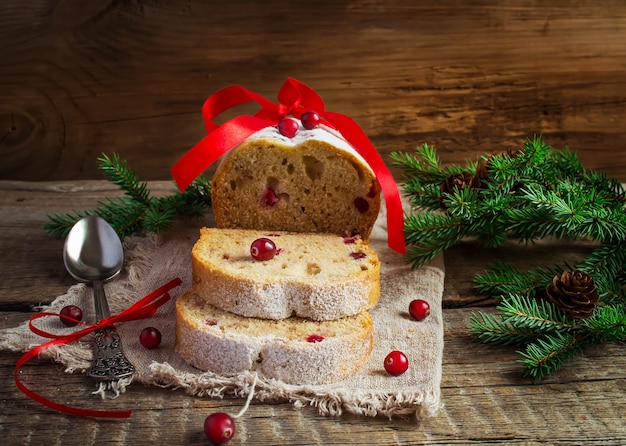 Pastel de Navidad con arándanos en el fondo de ramas de abeto