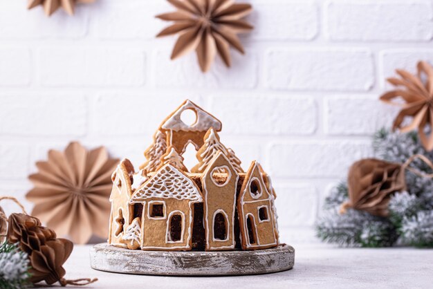 Pastel de Navidad con casitas de jengibre