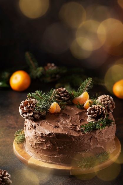 Pastel de Navidad con chocolate decorado con piñas y pino