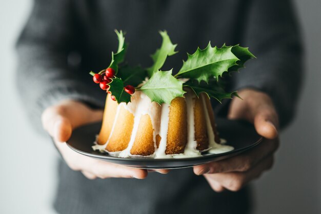 Pastel de navidad con deco en mesa