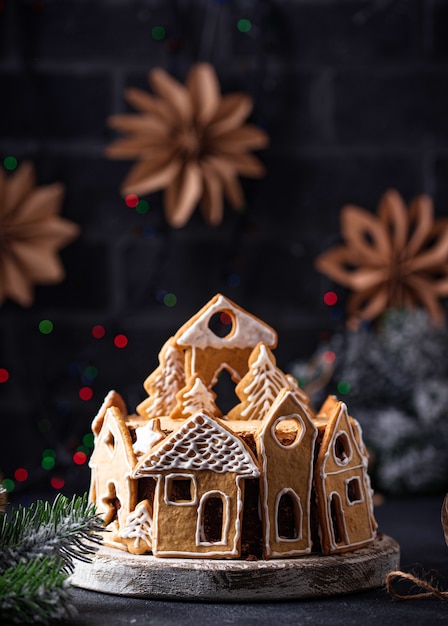 Pastel de Navidad decorado con galletas de jengibre en forma de casas