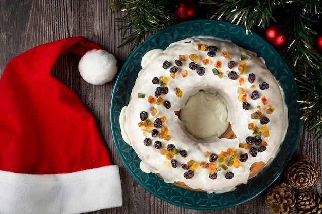 Pastel de Navidad con fondant y frutas confitadas.