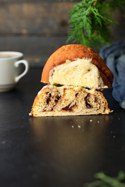 Pastel de Navidad horneado en mesa negra