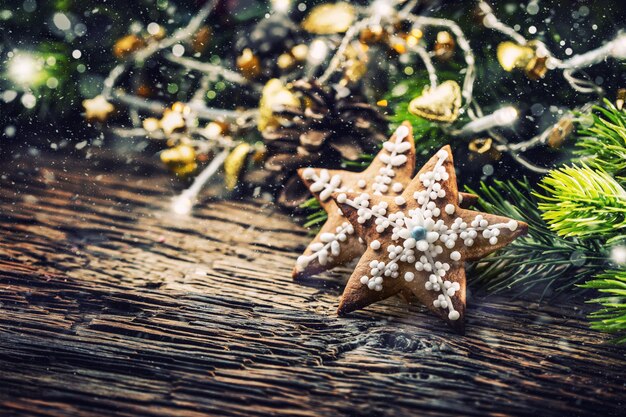 Foto pastel de navidad pan de jengibre estrellas de navidad pasteles y decoración en mesa de roble rústico