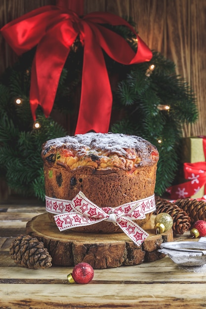 Pastel de Navidad panettone y adornos navideños