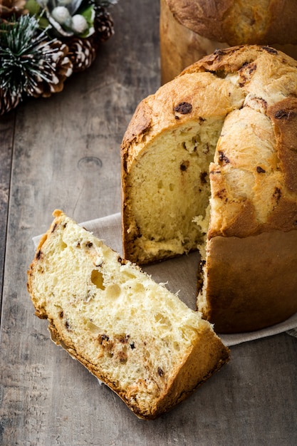 Pastel de Navidad panettone en madera rústica