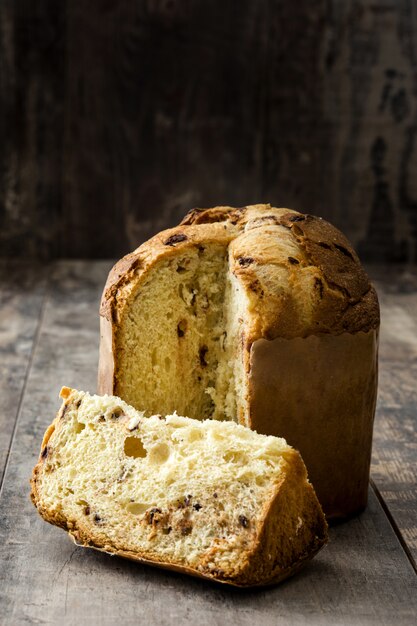 Pastel de Navidad Panettone en madera