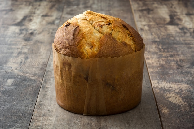 Pastel de Navidad Panettone en madera