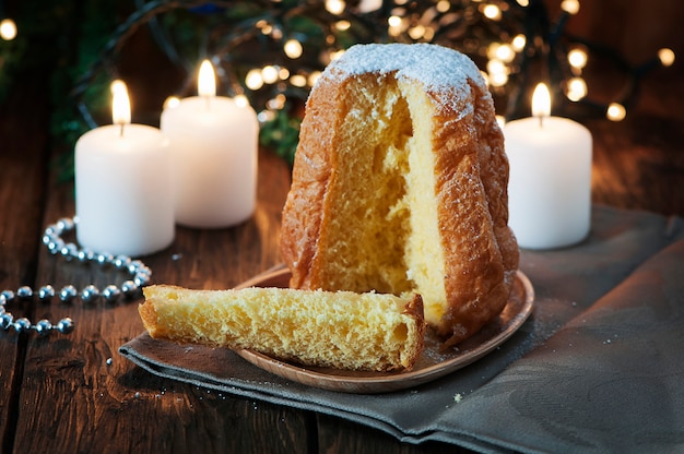 Pastel de navidad panettone en la mesa de madera