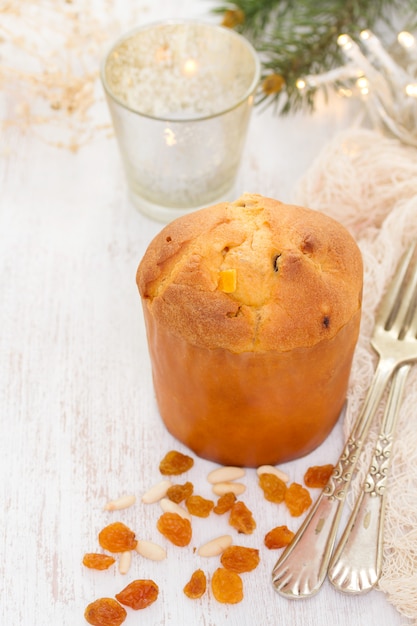 Pastel de Navidad panettone sobre fondo de madera