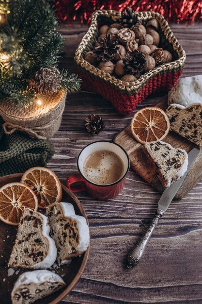 Pastel de Navidad plano sobre una mesa de madera