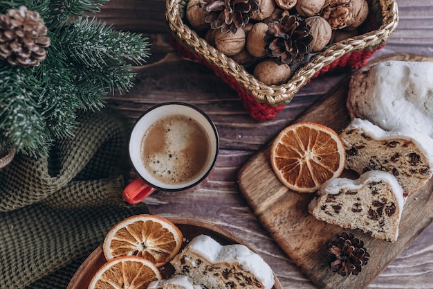 Pastel de Navidad plano sobre una mesa de madera