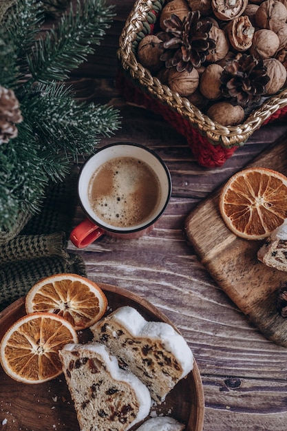 Pastel de Navidad plano sobre una mesa de madera