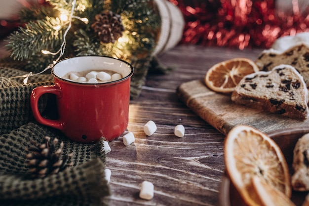 Pastel de Navidad plano sobre una mesa de madera