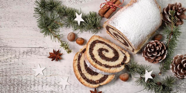 Foto pastel de navidad polaco con semillas de amapola - vacaciones de navidad de makowiec directamente por encima
