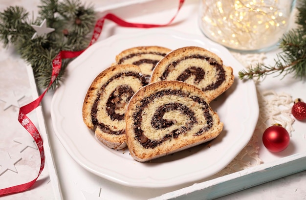 Foto pastel de navidad polaco con semillas de amapola - vacaciones de navidad de makowiec directamente por encima