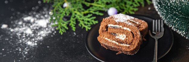 Pastel de Navidad rollo de chocolate crema blanca comida de año nuevo bocadillo en la mesa espacio de copia de alimentos