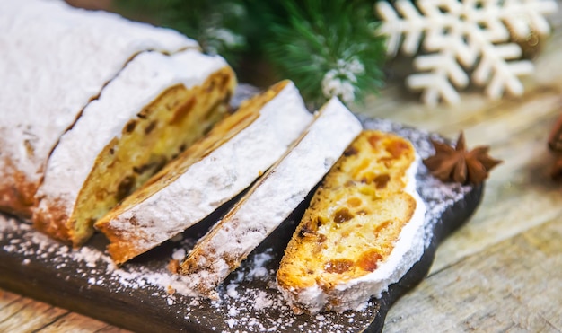 Foto pastel de navidad stollen sobre la mesa. enfoque selectivo. comida.