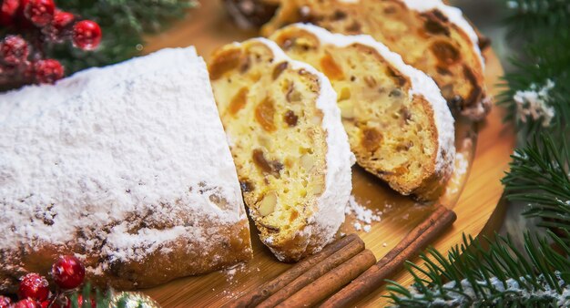 Pastel de Navidad Stollen sobre la mesa. Enfoque selectivo. Comida.