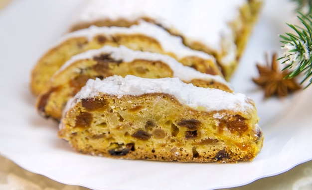 Pastel de Navidad Stollen sobre la mesa. Enfoque selectivo. Comida.