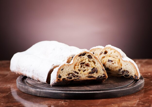 Pastel de Navidad stollen en una tabla de madera