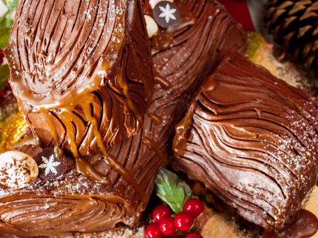 Pastel de Navidad tradicional decorado con setas de mazapán.