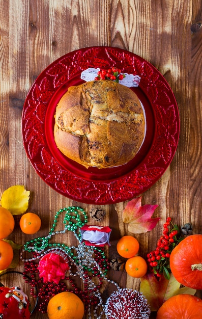 Foto pastel de navidad tradicional italiano con chocolate y varias decoraciones de navidad.