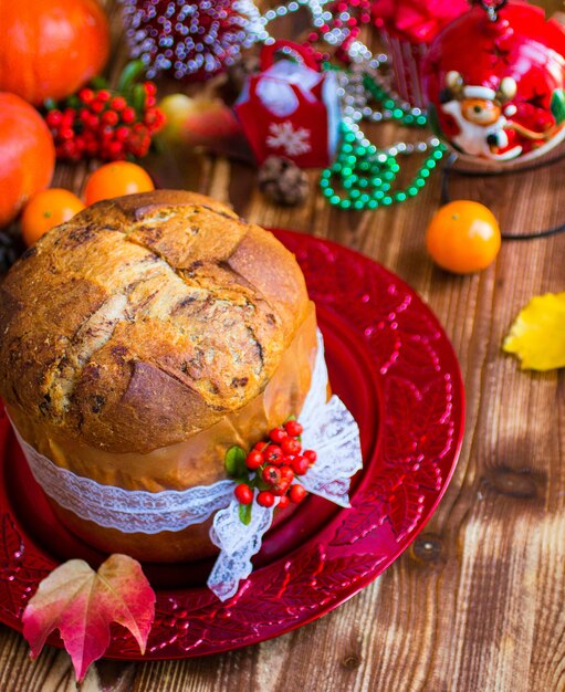 Pastel de Navidad tradicional italiano con decoraciones de chocolate y Navidad