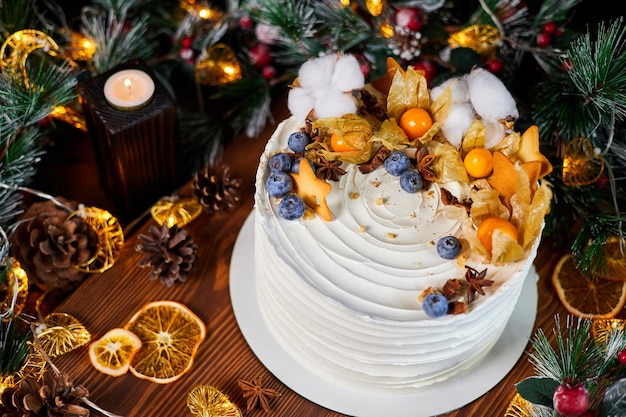 Pastel navideño de base de chocolate con nata