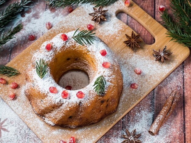 Pastel navideño en forma de corona con adornos navideños.