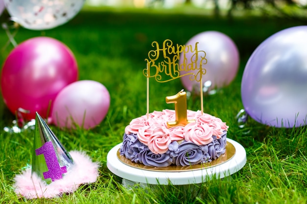 Foto pastel para niños para una niña en el primer cumpleaños en el parque de verano
