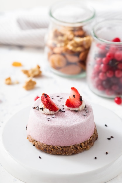 Pastel con nueces, bayas, frutas y semillas.