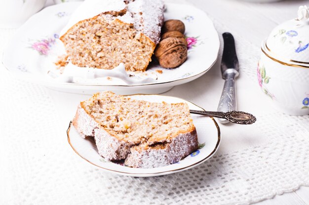 Pastel de nueces, pieza en el plato, cerrar