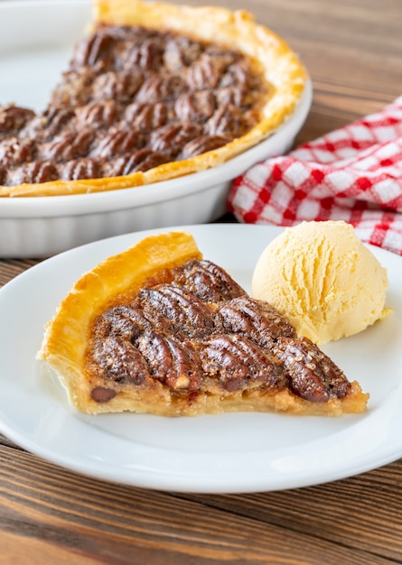 Pastel de nuez - postre tradicional del sur de Estados Unidos sobre mesa de madera