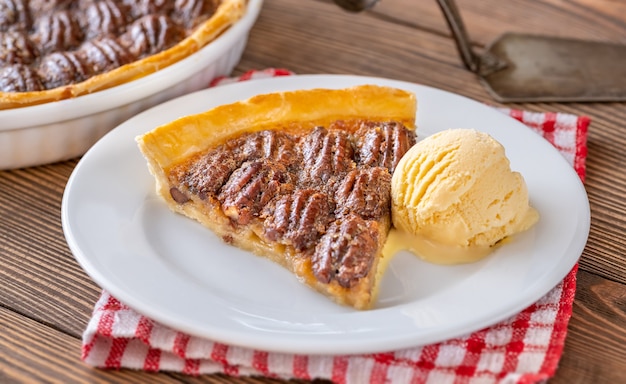 Pastel de nuez - postre tradicional del sur de Estados Unidos sobre mesa de madera