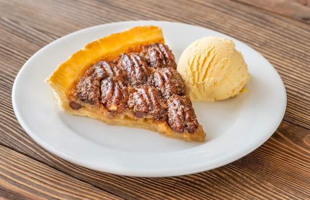 Pastel de nuez - postre tradicional del sur de Estados Unidos sobre mesa de madera