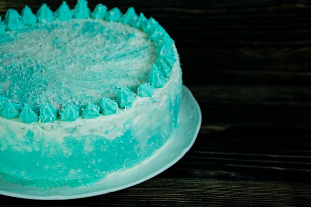 Pastel de Ombre verde para celebración sobre una superficie oscura.