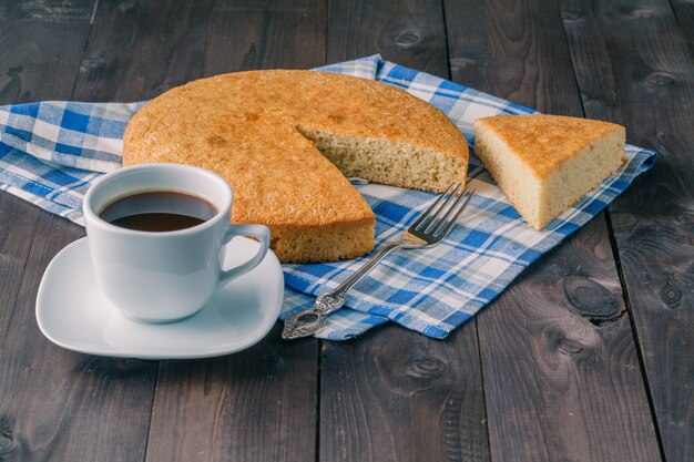 Pastel orgánico con yogurt y café.