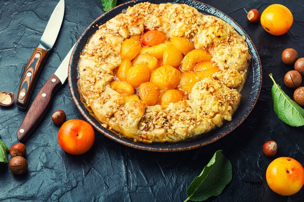 Pastel de otoño o galleta con ciruela.