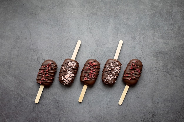 Pastel de paletas de helado en un palo sobre fondo gris Dulces para las vacaciones de comida de concepto de fiesta