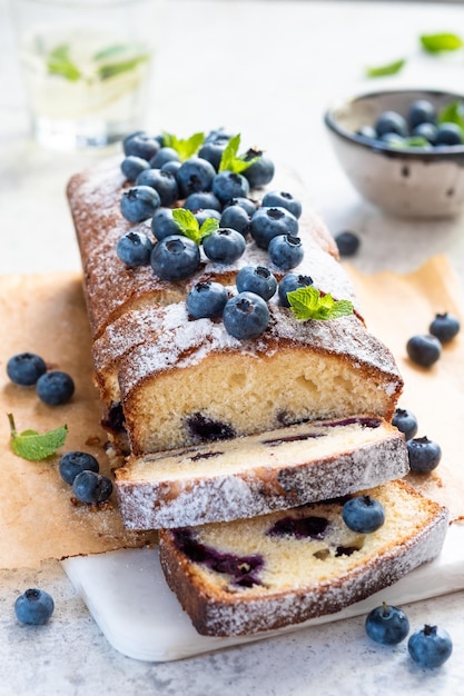 Pastel de pan de arándanos frescos