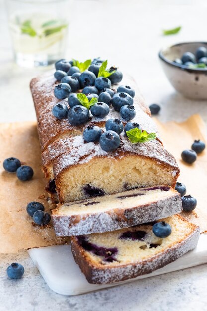 Pastel de pan de arándanos frescos