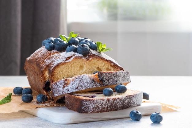 Pastel de pan de arándanos frescos