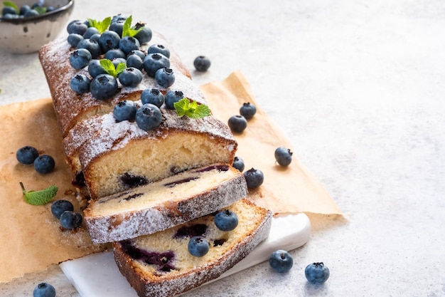 Pastel de pan de arándanos frescos