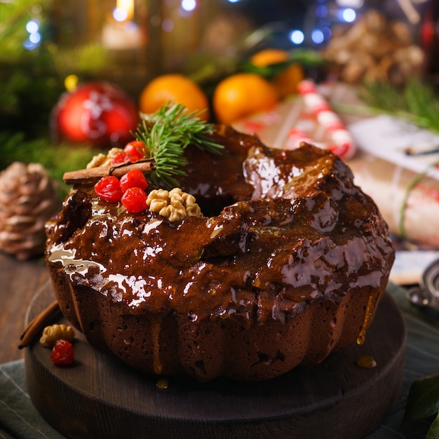 Pastel de pan de chocolate dulce cubierto con glaseado de azúcar y mandarina para Navidad