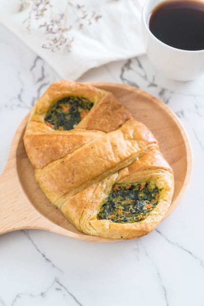 pastel de pan de espinacas