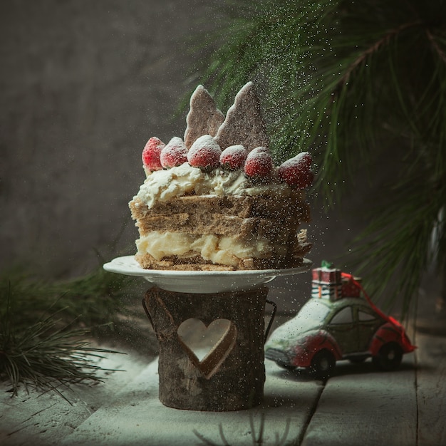 Foto pastel de pan de jengibre decorado con bizcochos y fresa