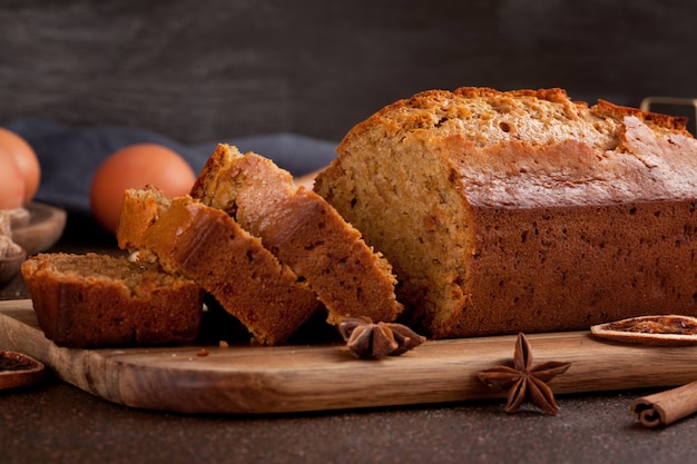 Pastel de pan de jengibre con especias tradicional con miel