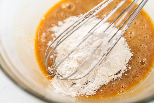 Pastel de pan de jengibre con relleno de caramelo