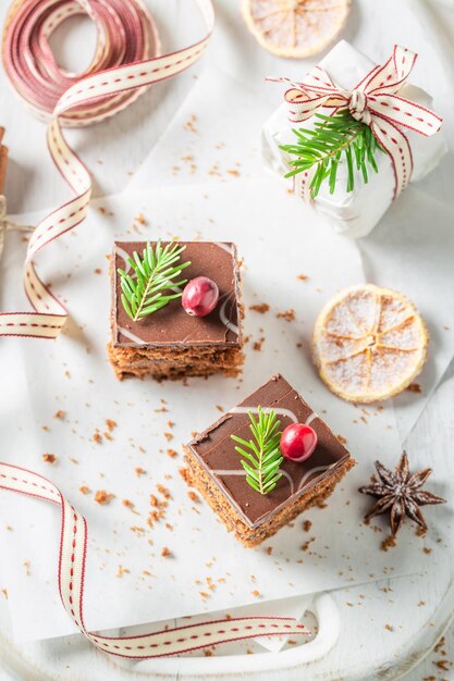 Pastel de pan de jengibre tradicional con mermelada y glaseado de chocolate para Navidad